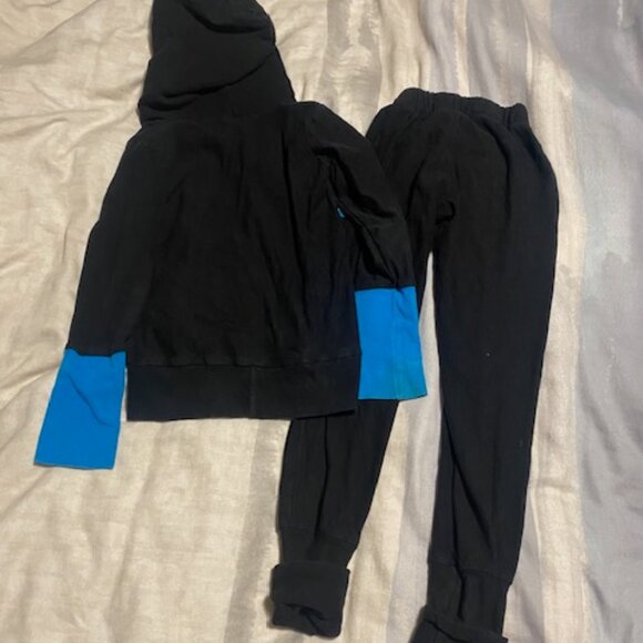 Small Shop Pokemon OUtfit childrens 6-9 - Picture 2 of 2